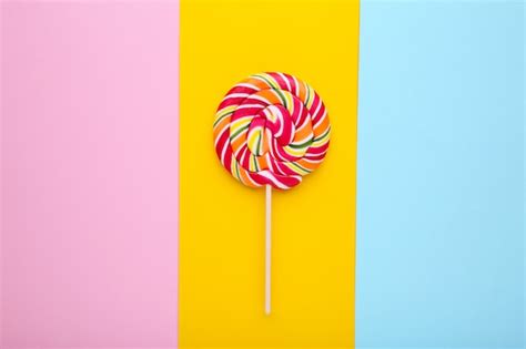 Lollipop En Un Colorido Concepto De Dulces Foto Premium