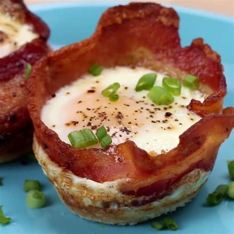 【朝ごはんに】とろけるチーズのベーコンエッグ・カップ Video Video Breakfast Cups Recipe