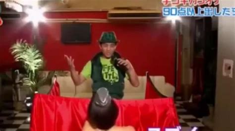 Insólito Participantes De Un Show De Japón Cantan Mientras Los Masturban