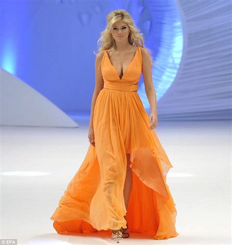 Kate Upton Takes To The Catwalk At Mexico City Fashion Week Daily