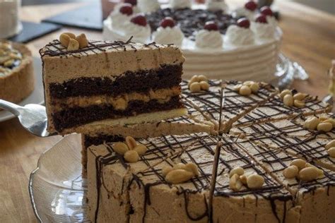Vegane Erdnuss-Schoko-Liebe: Snickers-Torte • Herr Johann