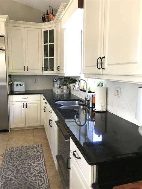 The backsplash is easy to wipe down and matches well with my cherry cabinets and stainless steel appliances. How I painted my travertine backsplash in three easy steps. | Travertine backsplash, Travertine ...