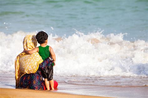 Madre árabe E Hijo Que Abrazan Al Mar Foto De Archivo Editorial