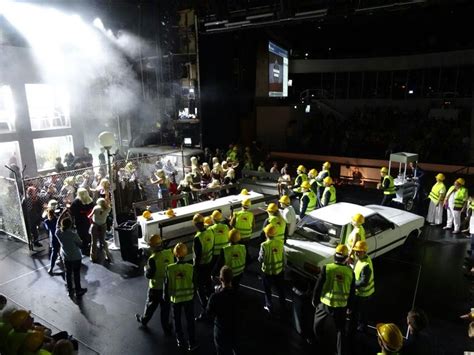 Sein kapitän, der fliegende holländer, ist verflucht, ewig über die weltmeere zu segeln. Der fliegende Holländer ||| Oper Halle - Raumbühne ...