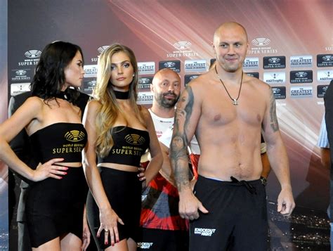 To tam krzysztof głowacki będzie walczyć o mistrzostwo świata z lawrencem okolie. OKOLIE: JEŚLI GŁOWACKI NIE TRAFI CZYMŚ MOCNYM, TO PRZEGRA