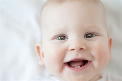 Ab wann babys zahnen ist ganz unterschiedlich. Hilfe beim Zahnen: Sofort-Hilfe-Tipps für Babys und Eltern