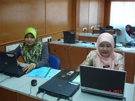Tugas menjaga keselamatan makmal, keceriaan, susun atur dan pengurusan stok. KEMAHIRAN HIDUP: KURSUS ICT DALAM PENGURUSAN SEKOLAH