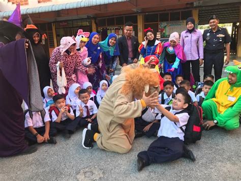 Siti nurzulaikha binti rosli 9. PHOTOS Teachers Dressed Up In Fun Costumes To Welcome ...