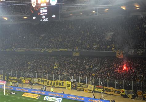 Aek Athen Fan Nach Auseinandersetzungen Mit Dinamo Zagreb Hooligans