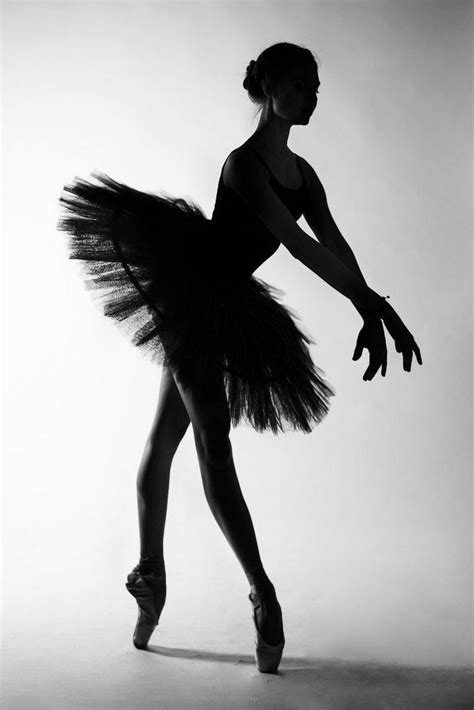 Pin By Mokaromana On About 🩰4 Dance Photography Poses Ballet