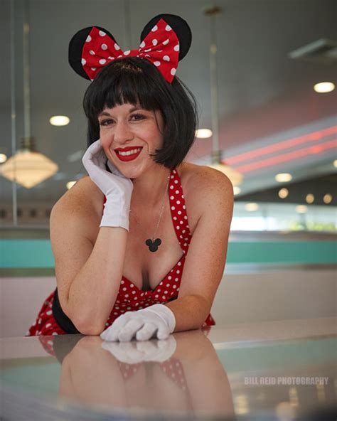 Sexy Lady Zieht Sich Ihr Minnie Mouse Outfit Aus Telegraph