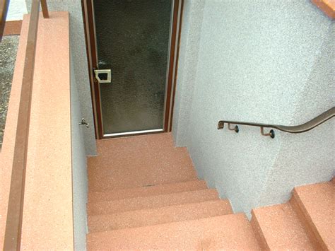 Sehr deutlich ist die raue, unebene oberfläche des alten kellerbodens zu erkennen. Keller