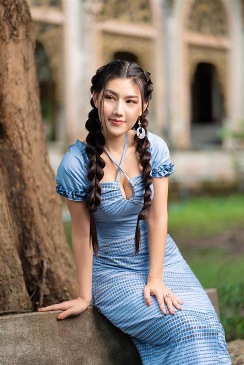 Wyne Wyne Makes Gorgeous Appearance With Burmese Attire Myanmar Models Db