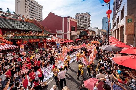 台灣駐馬來西亞辦事處的代表指出：2018 年 2 月統計，馬來西亞來台留學的學生人數是 17,079 人，而這數字還在逐年增加，多到選舉時馬國政黨還會派人來台拉票。 馬來西亞華人的外表與我們相似，平時在台灣，不容易快速. 馬來西亞式春節 有點同又有點不同的文化 | 蕃新聞