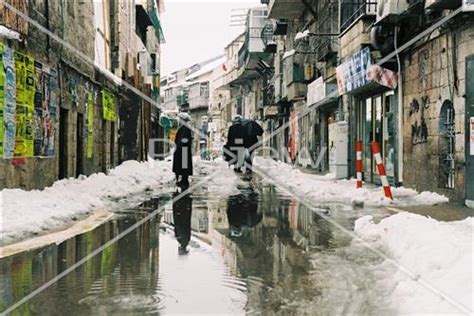 אדומאיטיס סוגר חודש בבירה, אך לא הרבה השתנה: תמונה של שלג בירושלים, מאגר תמונות,איורים, ציורים, | picjew
