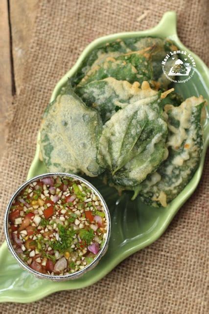 Ada yg dibuat sebagai kerepek daun kaduk, kuih daun kaduk, masakan lauk, salada dan yang popular di thai miang kham. Deep fried Daun kaduk ( Wild Betel Leaf) | Yummy vegetable ...