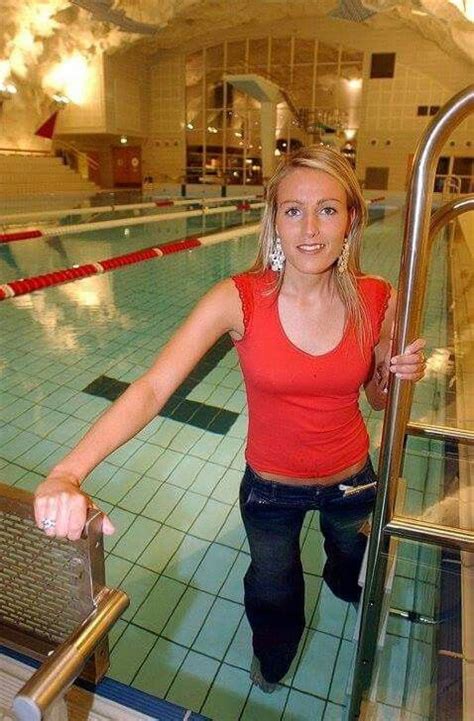 Entre no facebook para começar a compartilhar e se conectar com seus amigos, familiares e com as pessoas que você conhece. Love it wet jeans. | Happy girls, Girls swimming, Wet