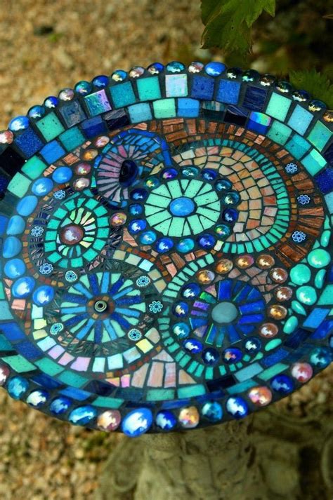 It has also been produced with brilliance by recycling old cds. Mosaic Bird Bath DIY | Mosaic birdbath, Mosaic birds ...