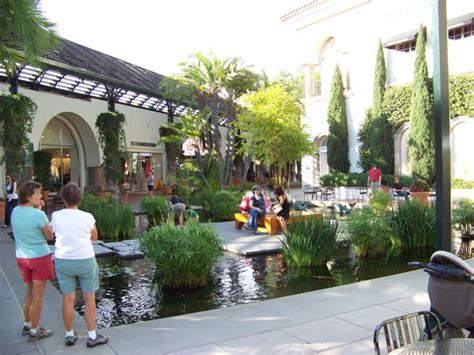 Fashion island koi pond photos. Water fountain in Newport Beach - LetsGoSeeIt.com