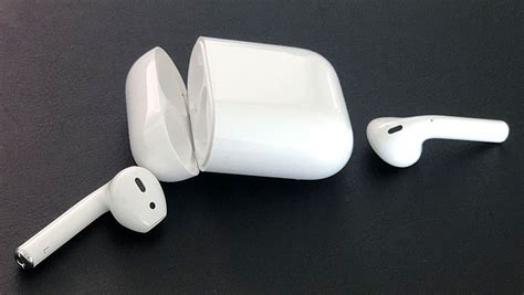 Das an der unterseite des case befindet sich ein lightning connector zum laden per steckdose. Apple AirPods 2 Generation - Headset ausprobiert Testbericht