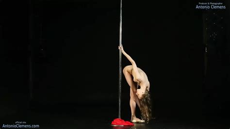la splendida ballerina nuda annett a balla su un palo ragazza ballerina allarga le sue lunghe