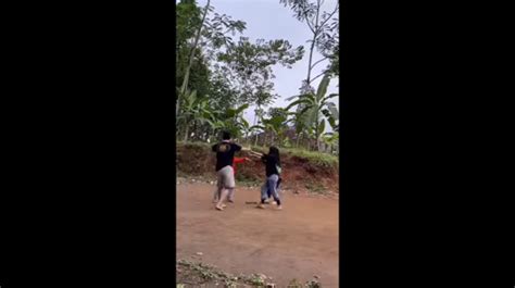 Keseruan Lesti Main Bola Voli Di Kampung Halaman Rizky Billar Bikin Heboh