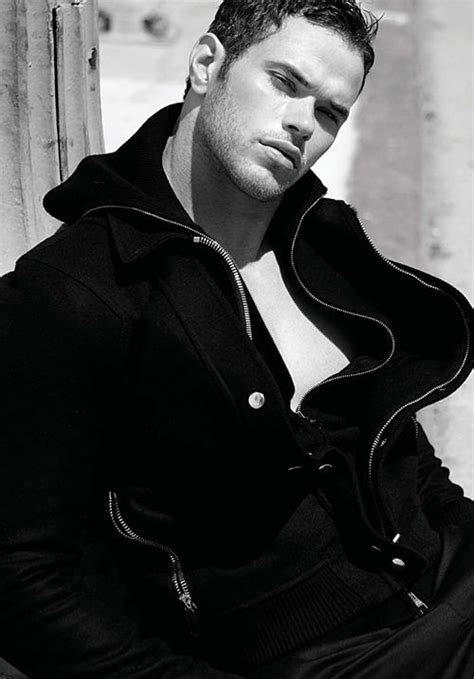 Kellan lutz has revealed he's reading midnight sun, which is the companion novel to the 2005 book twilight! this book is told from the perspective of edward cullen. kellan_lutz-twilight_saga_breaking_dawn_part_2-4 | Kellan ...