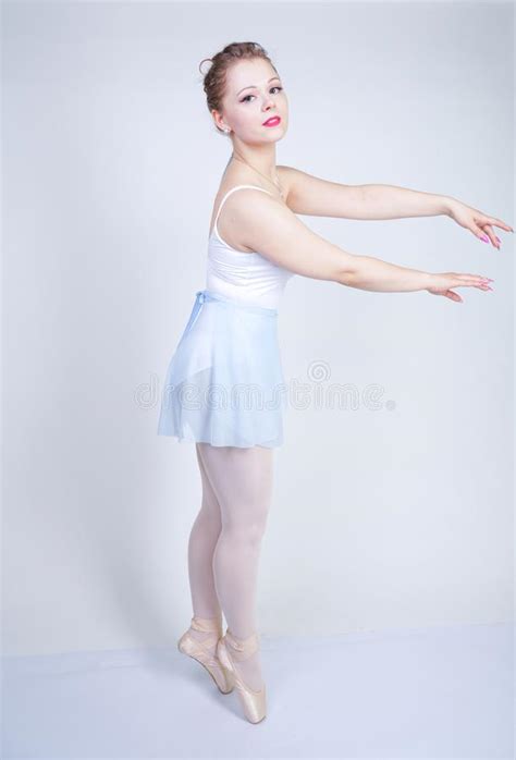Nettes Kaukasisches Mädchen in Der Ballettkleidung Lernend Eine