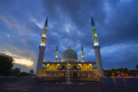 Masjid sultan salahuddin abdul aziz shah, masjid ini adalah masjid kedua terbesar di asia tenggara setelah masjid isti'lal di. Sunset Of Masjid Negeri Shah Alam Or Well Known Officially ...