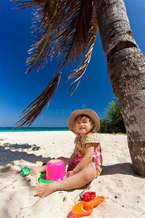 Bambina Che Gioca Sulla Spiaggia Fotografia Stock Immagine Di Ragazza Rilassamento