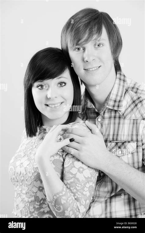 Una Fotografía En Blanco Y Negro De Un Atractivo Joven Pareja Blanca Abrazándolo Y Sonriente En