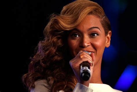 Beyonces Deep Side Part At The Super Bowl Press