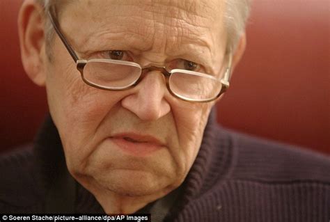 East German Official Guenter Schabowski Whose Gaffe Led To Fall Of Berlin Wall Dies Daily Mail