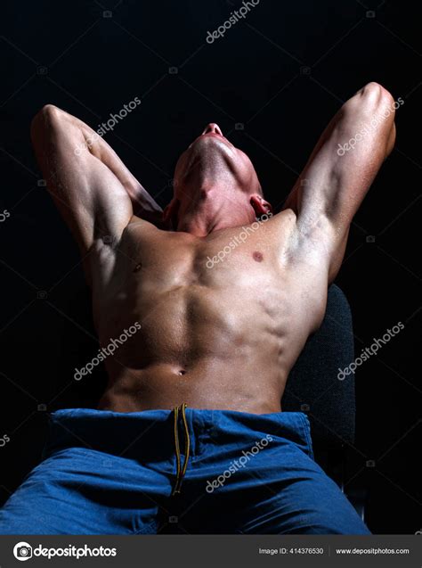 Modèle masculin torse nu musclé Homme fort montrant son corps nu