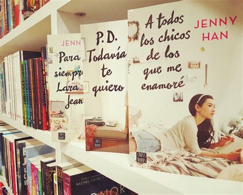 La joven lara jean covey se ha dedicado durante toda su vida a escribir cartas a todos esos chicos con los que tuvo una relación fallida o ni siquiera consiguió tener algo. a todos los chicos de los que me enamore libro 1 - Varios Libros