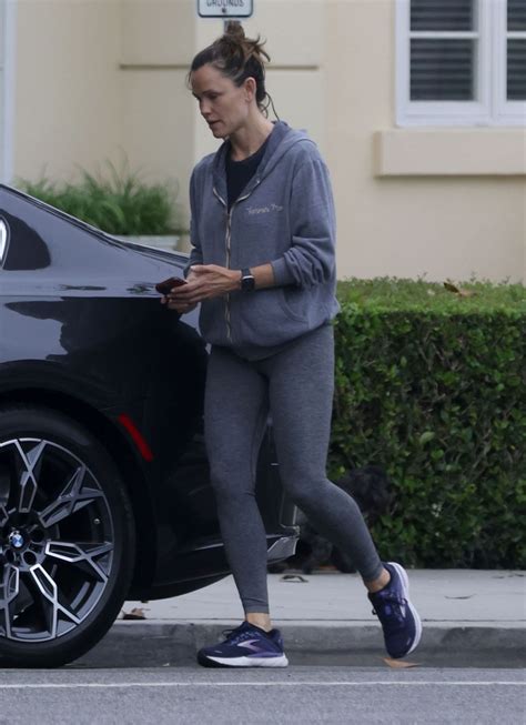 Jennifer Garner Back To Her Car In Los Angeles 06012023 Hawtcelebs