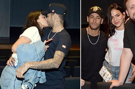 Neymar Continues Recovery In Rio De Janeiro As Injured Psg Star Kisses