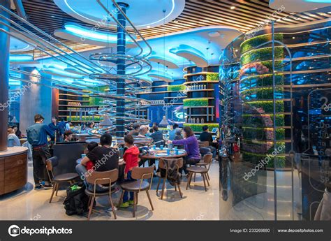 Customers Dine World S Tenth Asia S Third Spaceship Themed Restaurant