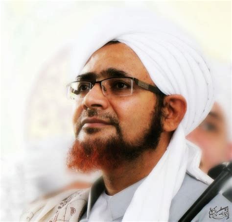 Ketika itu beliau ditemani oleh seorang muallaf bernama khomis. gegar: 258.0 Khusyuk solat - Habib Umar Bin Hafiz (28/4/2012)