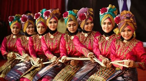 Sehingga pembuatan pola lantai harus memperhatikan beberapa hal, seperti variasi bentuk pola lantai, makna pola lantai, jumlah penari, ruangan, atau tempat pertunjukan, dan gerak tari. Pola Lantai Tari Saman : Semoga bermanfaat dan jangan lupa ...