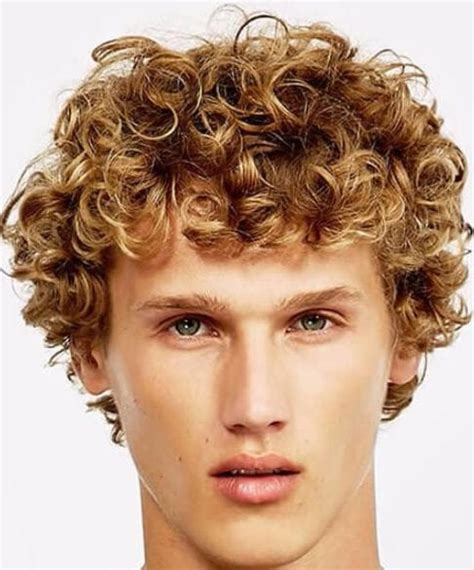 45 Short Curly Hairstyles For Men With Fabulous Curls Men Hairstylist