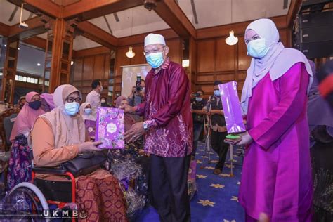 Read this essay on kementerian pembangunan wanita, keluarga dan masyarakat. YAB Dato' Bentara Kanan Ustaz Dato' Haji Ahmad Bin Yakob ...