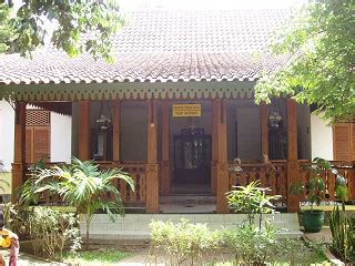 Disebut dengan rumah kebaya dikarenakan bentuk atapnya yang menyerupai pelana yang dilipat. Rumah Adat Nusantara | blog sauted