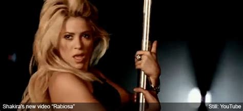 Shakira Accused Of Copying British Supermodel S Kate Moss Pole Dance Moves Oh No They Didn T