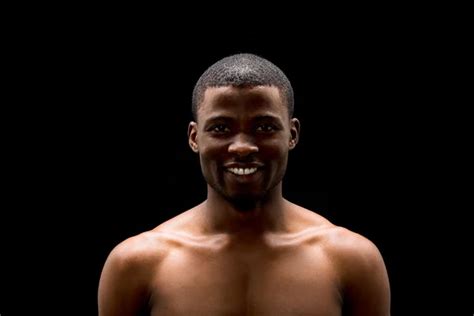 黒に分離カメラ目線汗上半身裸の若いアフリカ系アメリカ人 — ストック写真 © Vitalikradko 188911412