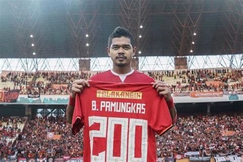 Ini alasan kenapa bambang pamungkas (bepe) menjadi legenda di malaysia selain disebut legenda di indonesia. Cetak Rekor Bikin 200 Gol, Legenda Hidup Persija Ini ...