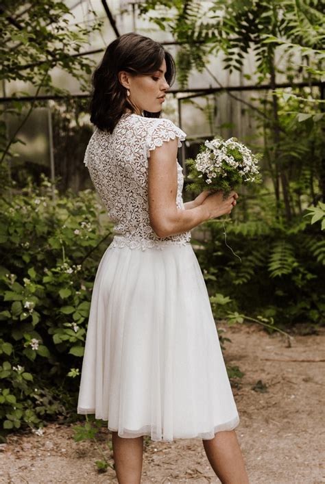 Jun 28, 2021 · fresh ideen präsentiert eine reiche aswahl von inneneinrichtungen, modernen häusern und gebäuden, sowie die aktuellsten ideen für interessante und festliche wohndekoration. Kurzes Standesamt Brautkleid mit Tüllrock und ...