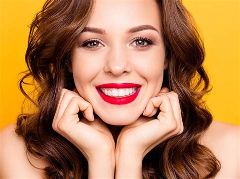 How To Enhance Your Dimples With Makeup