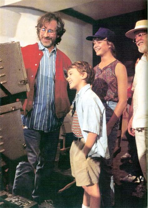 Steven Spielberg Joseph Mazzello Ariana Richards And Richard Attenborough On The Set Of