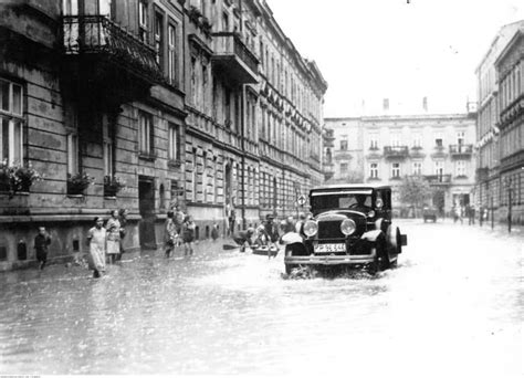 Podtopiony został też szpital tymczasowy. Wielka powódź w Krakowie w 1925 r. Zalało Błonia i Park Jordana! GALERIA | Krakow, Street, Poland